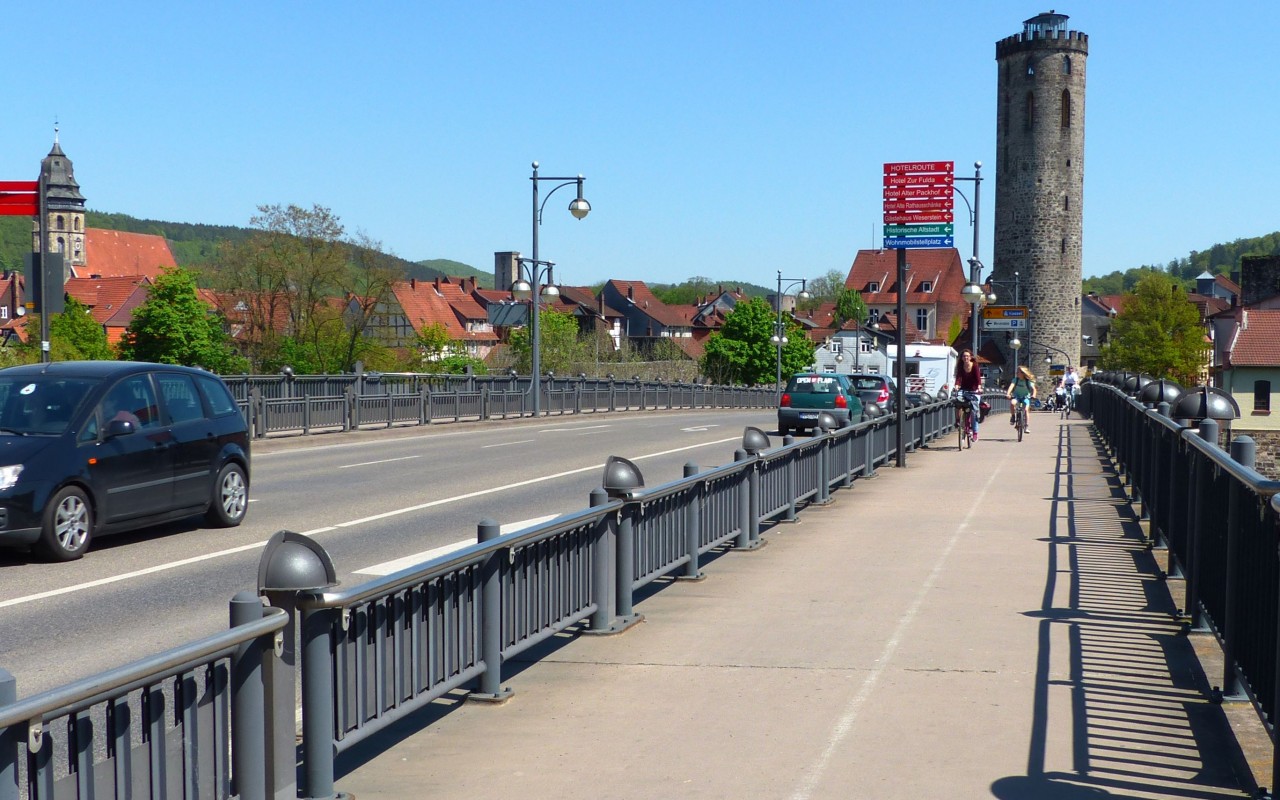 Ein Radweg auf der Pionierbrücke in Hannoversch Münden