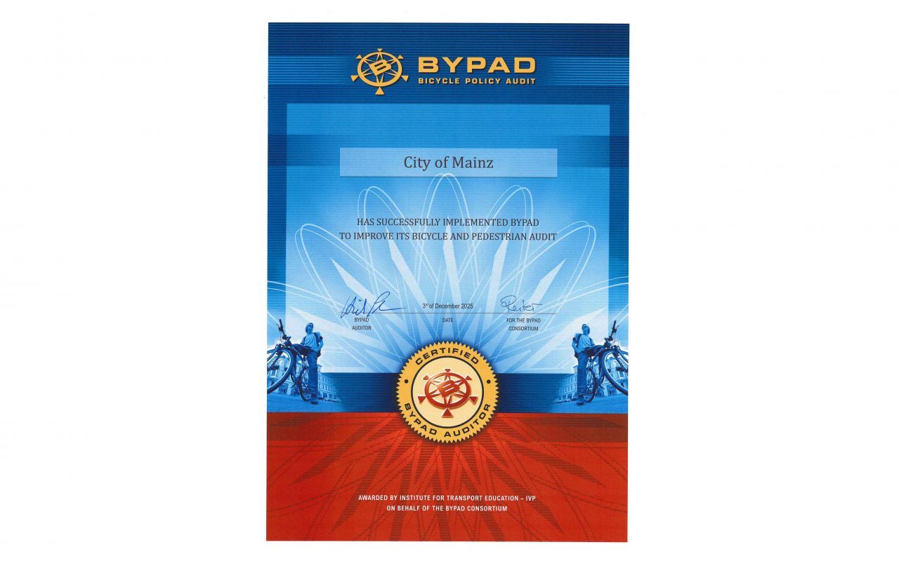Urkunde über das von Heike Prahlow im Dezember abgeschlossene BYPAD der Stadt Mainz