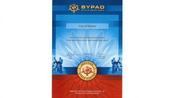 Urkunde über das von Heike Prahlow im Dezember abgeschlossene BYPAD der Stadt Mainz